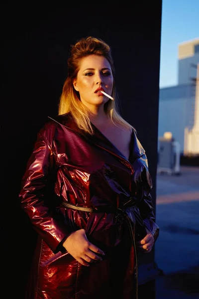 Wanita Cantik Berambut Pirang Dengan Mantel Kulit Merokok — Stok Foto