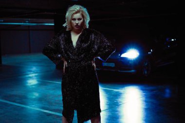 poz çok güzel sarışın kadın moda portre 