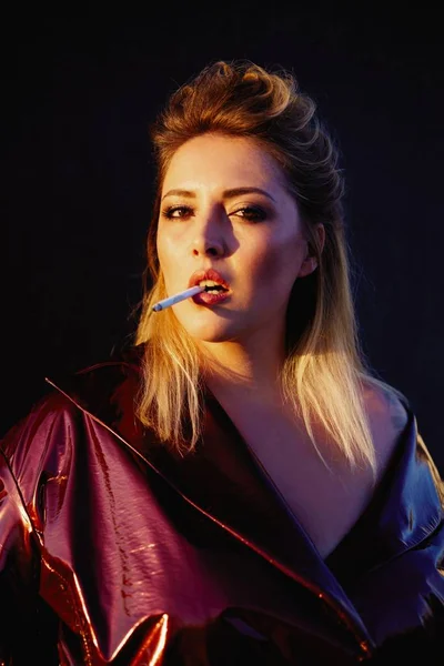 Wanita Cantik Berambut Pirang Dengan Mantel Kulit Merokok — Stok Foto
