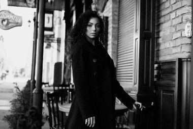 kıvırcık saçlı posig olan güzel kadın