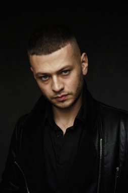 yakışıklı genç beyaz adam portresi stüdyo 