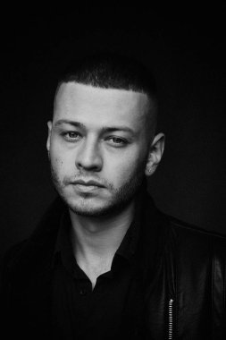 yakışıklı genç beyaz adam portresi stüdyo 