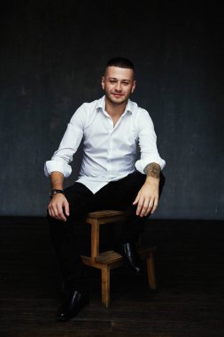 yakışıklı genç beyaz adam portresi stüdyo 