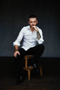 yakışıklı genç beyaz adam portresi stüdyo 