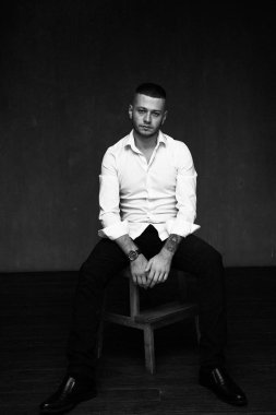 yakışıklı genç beyaz adam portresi stüdyo 