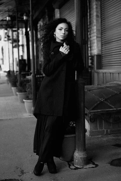 Magnifique Jeune Femme Avec Cheveux Bouclés Posig — Photo