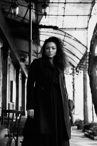 Magnifique Jeune Femme Avec Cheveux Bouclés Posig — Photo