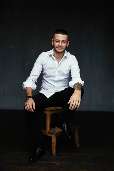 Estudio Retrato Guapo Joven Caucásico Hombre — Foto de Stock