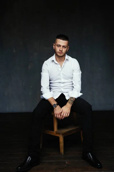 Yakışıklı Genç Beyaz Adam Portresi Stüdyo — Stok fotoğraf