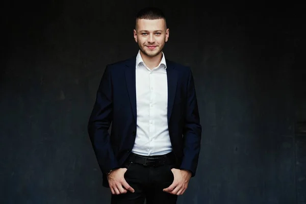 Studioporträt Eines Hübschen Jungen Kaukasischen Mannes — Stockfoto