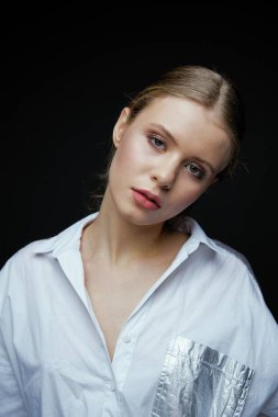 koyu arka plan karşı muhteşem bir kadın güzellik portresi 