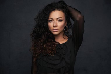 Stüdyo arka plan karşı muhteşem kadının güzellik atış 