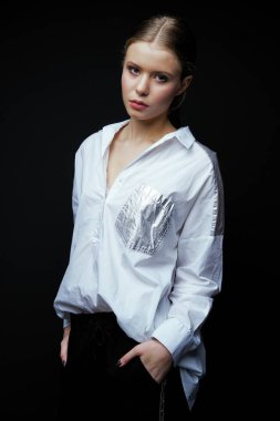 koyu arka plan karşı muhteşem bir kadın güzellik portresi 