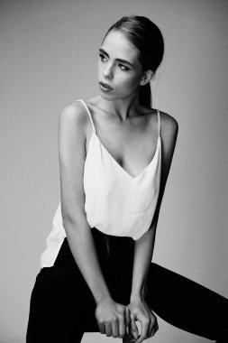 Stüdyo arka plan karşı muhteşem kadının güzellik atış 