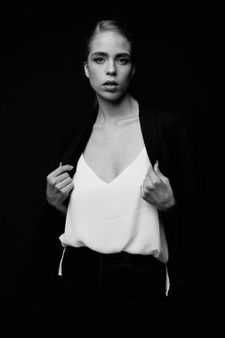 koyu arka plan karşı muhteşem bir kadın güzellik portresi 