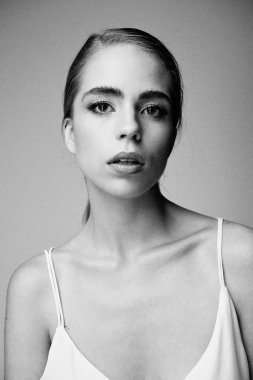 Stüdyo arka plan karşı muhteşem kadının güzellik atış 