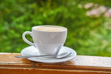   masada beyaz fincan lezzetli o kahve  