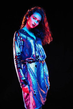 kıvırcık saçlı poz ile muhteşem genç esmer bir kadın portresi