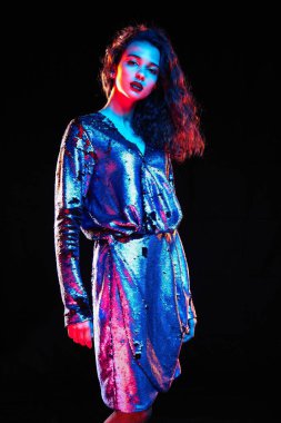 kıvırcık saçlı poz ile muhteşem genç esmer bir kadın portresi