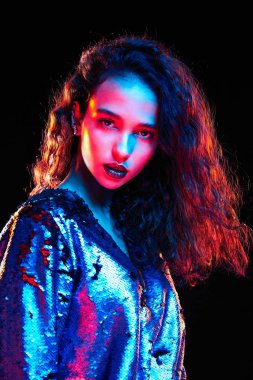 kıvırcık saçlı poz ile muhteşem genç esmer bir kadın portresi