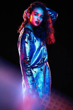 kıvırcık saçlı poz ile muhteşem genç esmer bir kadın portresi