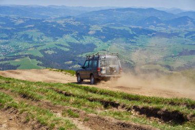 Kırsal yolda araba sürmek