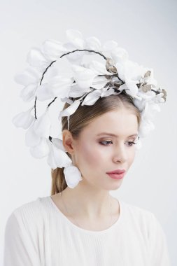 güzel headdress muhteşem genç kadın portresi                   