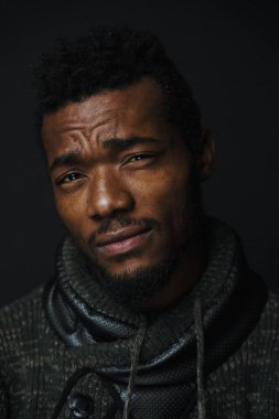 yakışıklı genç Afro-Amerikan adam portresi stüdyo