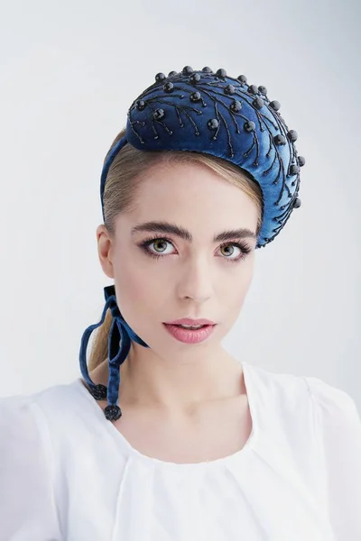 Güzel Headdress Muhteşem Genç Kadın Portresi — Stok fotoğraf