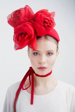 güzel headdress muhteşem genç kadın portresi                   