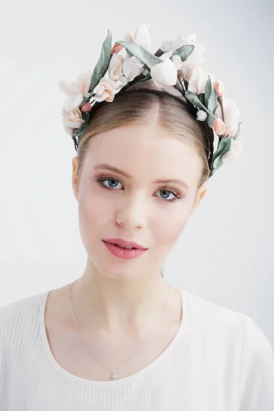 Portrait Gorgeous Young Woman Beautiful Headdress — Stock Photo, Image