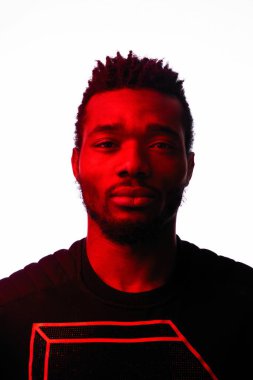 yakışıklı genç Afro-Amerikan adam portresi stüdyo