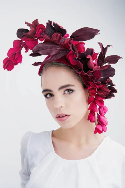 Güzel Headdress Muhteşem Genç Kadın Portresi — Stok fotoğraf