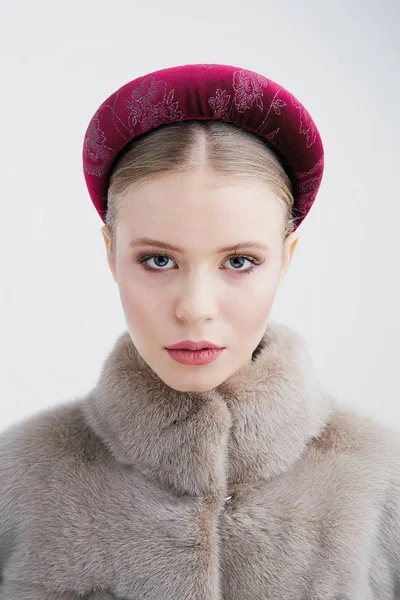 Güzel Headdress Muhteşem Genç Kadın Portresi — Stok fotoğraf