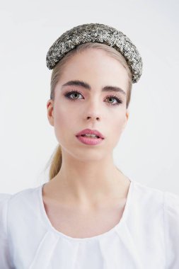 güzel headdress muhteşem genç kadın portresi                   