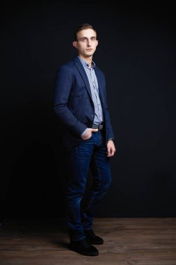 yakışıklı genç beyaz adam portresi stüdyo