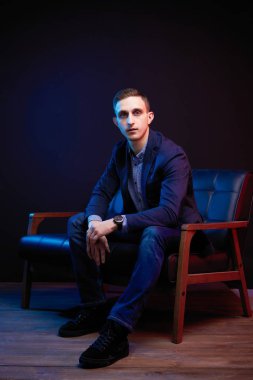 yakışıklı genç beyaz adam portresi stüdyo