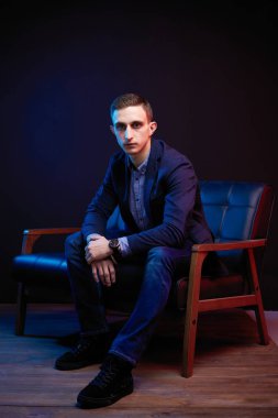 yakışıklı genç beyaz adam portresi stüdyo