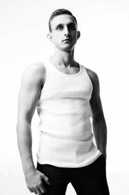 yakışıklı genç beyaz adam portresi stüdyo