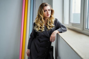  Gri ceketli Güzel Genç Kadın Poz