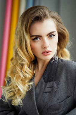  Gri ceketli Güzel Genç Kadın Poz