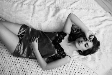 Güzel Genç Kadın evde iç çamaşırı giyiyor