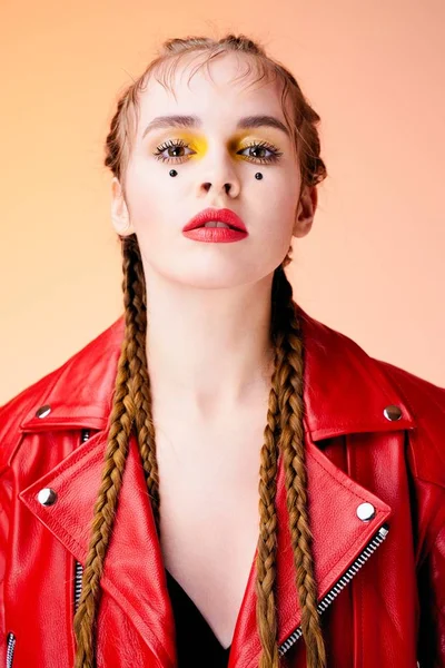 Hermosa Mujer Joven Posando Chaqueta Cuero Rojo —  Fotos de Stock