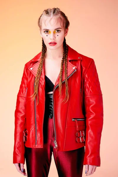 Красива Молода Жінка Позує Червоній Шкіряній Куртці — стокове фото