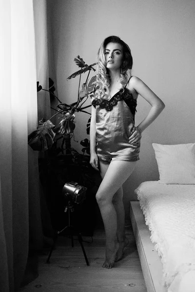 自宅でランジェリーを着て美しい若い女性 — ストック写真