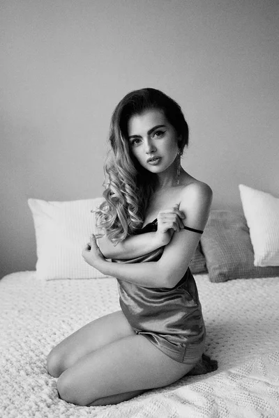 自宅で夜服を着て美しい若い女性 — ストック写真