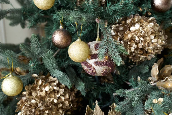 松の枝に掛かっているピカピカのクリスマス ボール — ストック写真