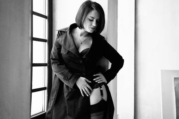Menina Morena Sexy Vestindo Casaco Trincheira Lingerie — Fotografia de Stock