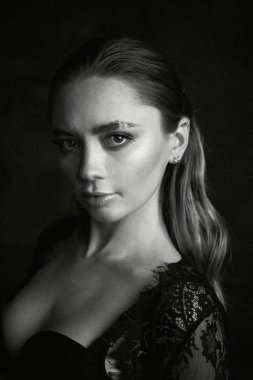  Seksi güzel kadın iç çamaşırı giyiyor                   