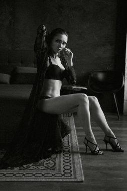  Seksi güzel kadın iç çamaşırı giyiyor                   